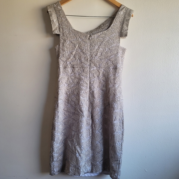 Black Halo, Jackie‎ O Chantilly Lace Sheath Mini Dress, Light Taupe, Size 10 - Picture 4 of 10